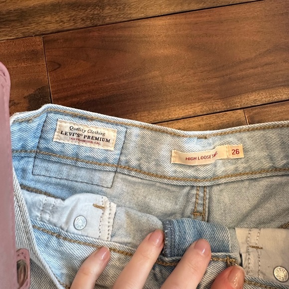 Levi Light Wash High Waist Loose Denim Shorts Size 26 - Picture 3 of 4